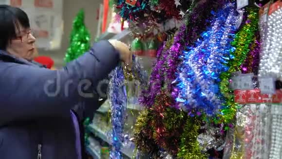 女人在商场里挑选圣诞节的装饰品视频的预览图