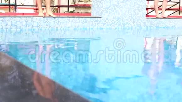 年轻的白人女孩和男人跳水视频的预览图