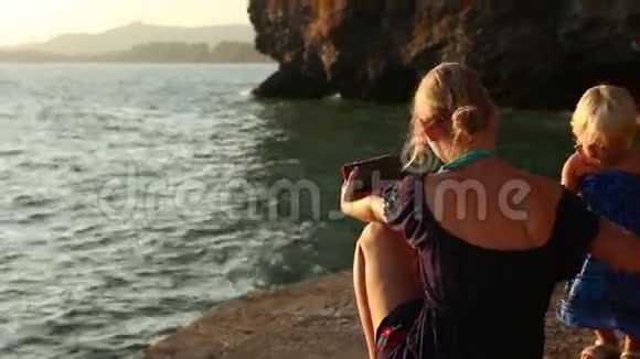 母亲在日落时靠在悬崖边自命不凡视频的预览图