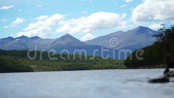 阿根廷的乌斯怀亚地貌和湖泊视频的预览图