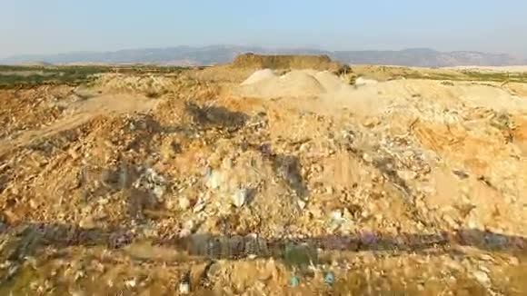 在克罗地亚帕格岛管理不善的垃圾场上空飞行视频的预览图