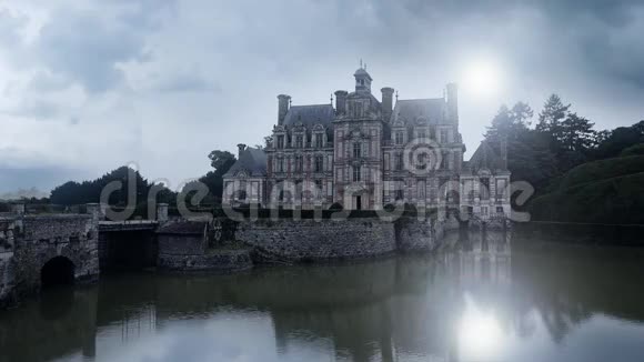 Beaumesnil城堡和运河视频的预览图
