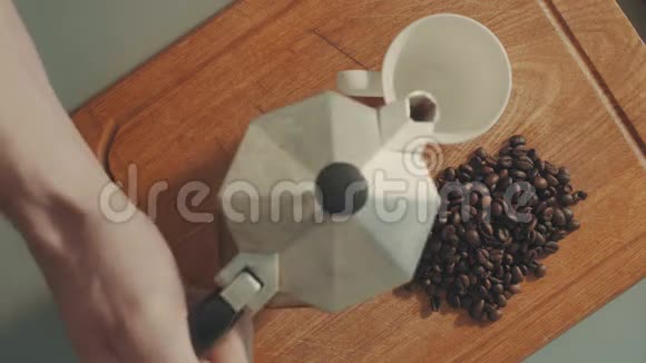 将咖啡从咖啡间歇泉中倒入白色杯子视频的预览图