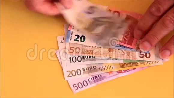 男性手拿欧元钞票视频的预览图