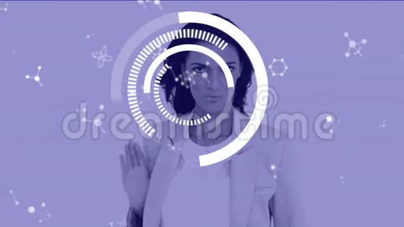 圆圈旋转女人在紫色背景上做手势视频的预览图