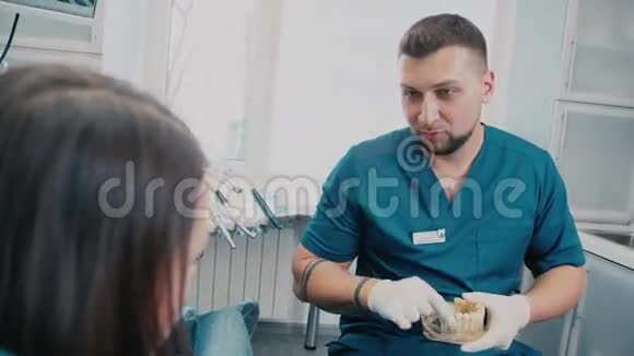 牙医告诉病人有关智齿的事情男性牙医视频的预览图