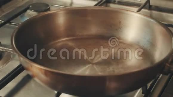 有人往锅里倒油打碎鸡蛋然后他们就煎了视频的预览图