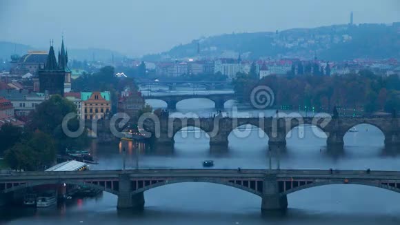 晚上布拉格的著名桥梁时间流逝4K视频的预览图
