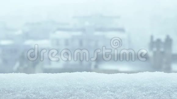 雪从窗户飘落的雪花有选择地聚焦在城市视野中视频的预览图