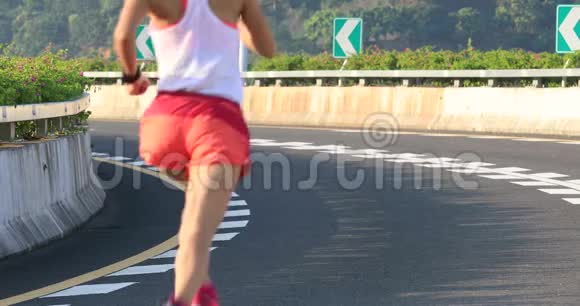 健身妇女在高速公路上跑步视频的预览图
