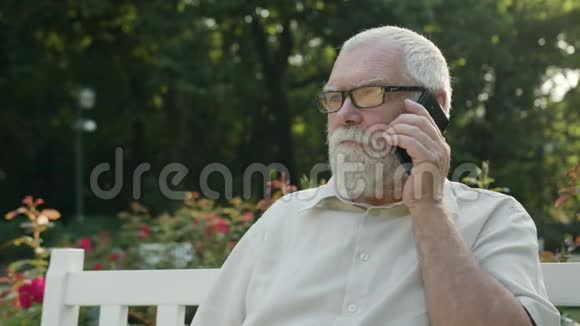 老人在电话门上说话视频的预览图