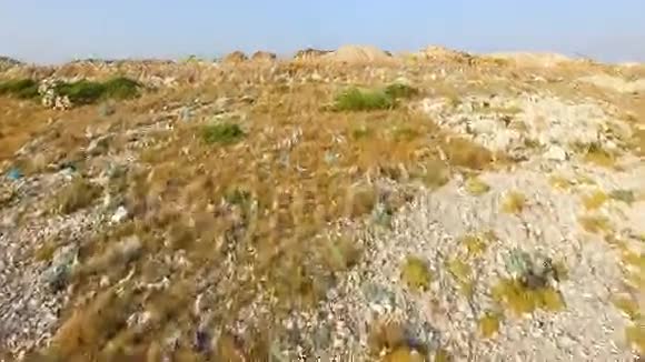 在克罗地亚帕格岛管理不善的垃圾场上空飞行视频的预览图