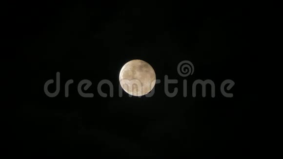 在黑暗的夜空中满月视频的预览图