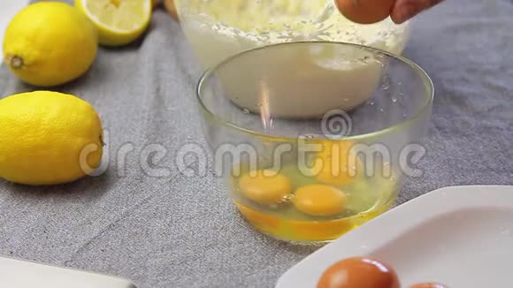 煮和炸鸡蛋视频的预览图