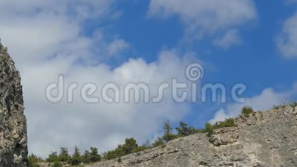 美丽的云景越过岩石视频的预览图