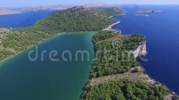飞越达尔马提亚群岛和著名的湖泊视频的预览图