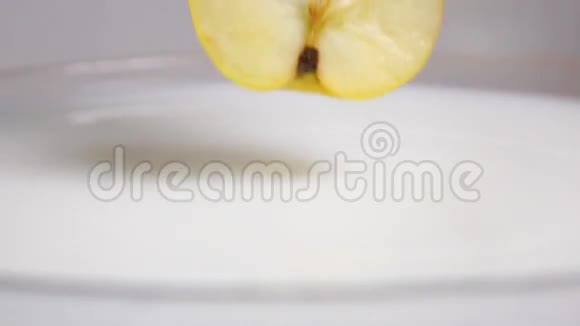 一半的苹果掉进牛奶里视频的预览图
