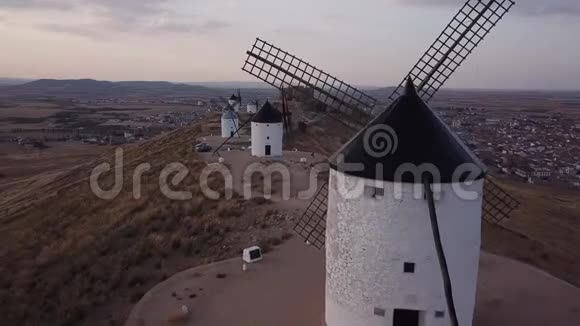 西班牙曼查康塞格雷日落时的风车视频的预览图