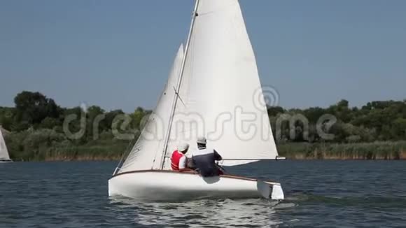 两个人驾驶帆船视频的预览图