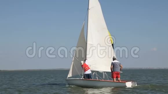 两人驾驶帆船比赛视频的预览图