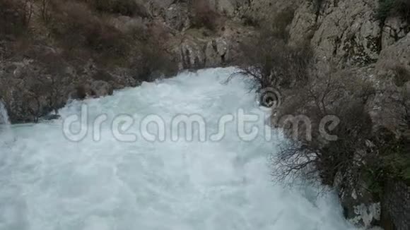 一条波涛汹涌的山河在群山之间广泛流淌视频的预览图