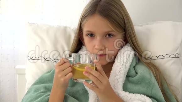 生病的孩子喝茶生病的孩子在床上受苦的女孩病人在医院视频的预览图