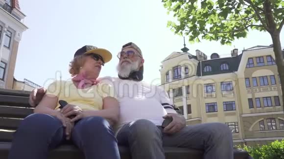 时尚的老两口在城市的长椅上放松视频的预览图