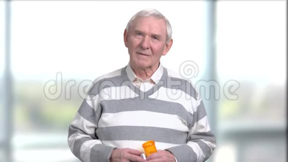 老人带药背景模糊视频的预览图