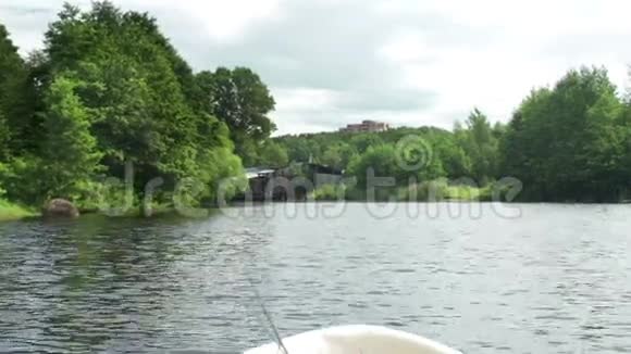 从渔船上在河上航行视频的预览图