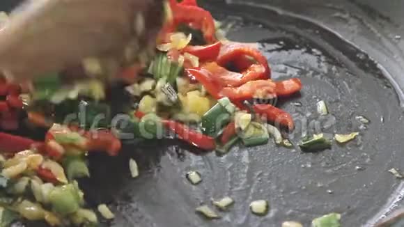 在锅里炒蔬菜视频的预览图