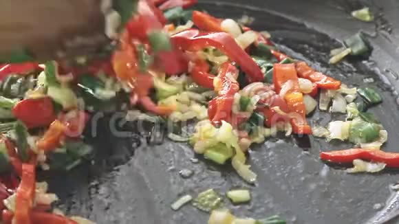 在锅里炒蔬菜视频的预览图