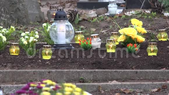在宗教节日里墓冢里满是鲜花和蜡烛4K视频的预览图