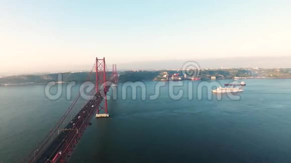 早上在里斯本的塔格斯河上飞越庞特25号大桥视频的预览图