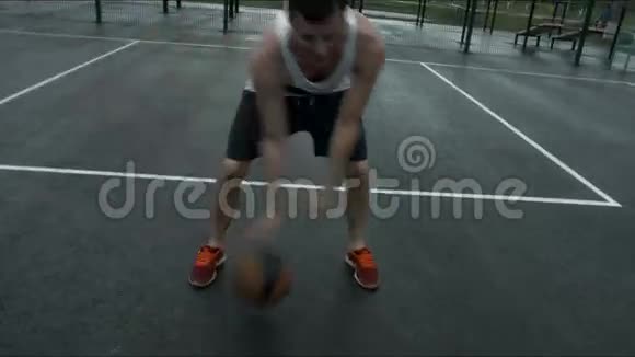 街头操场自由式篮球球视频的预览图