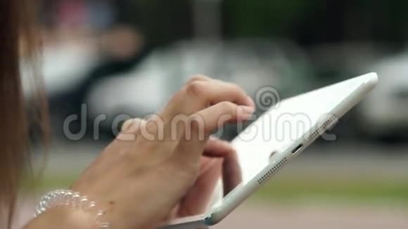 女人的手拿着白色的平板使用触摸屏平板电脑慢一点视频的预览图