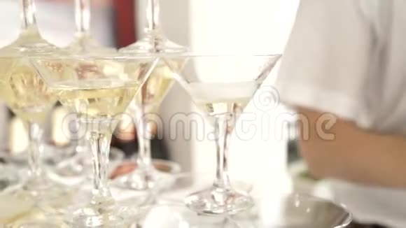 在节日活动中将香槟倒入酒杯视频的预览图