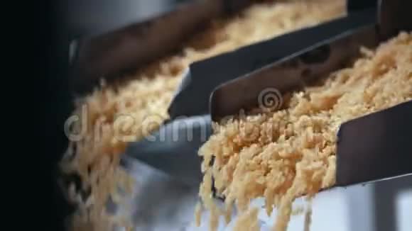 在通心粉制造厂从传送带上放下意大利面视频的预览图