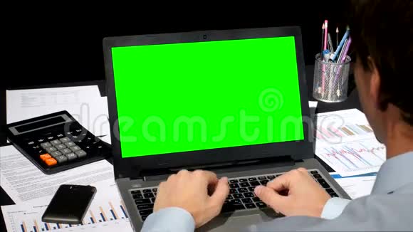 在他手提电脑上工作的商人视频的预览图