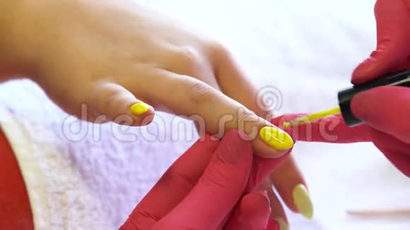 美甲沙龙指甲上涂清漆视频的预览图