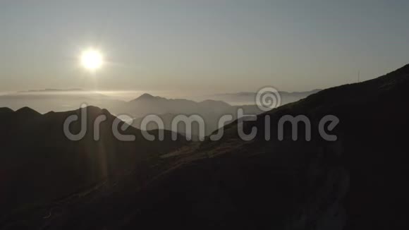 日出时带雾的山景空中拍摄视频的预览图