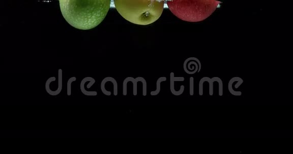 苹果马柳水果进入水黑背景视频的预览图