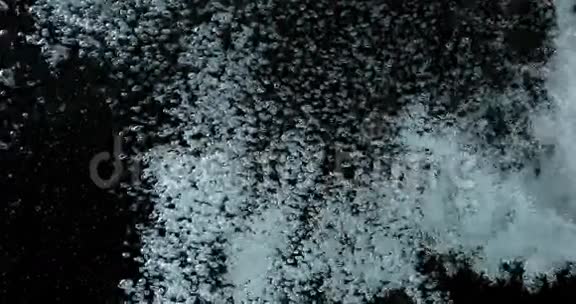 黑色背景下水中的空气气泡视频的预览图