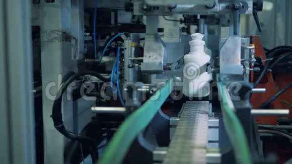 工厂机器在传送带上移动瓶子现代技术视频的预览图