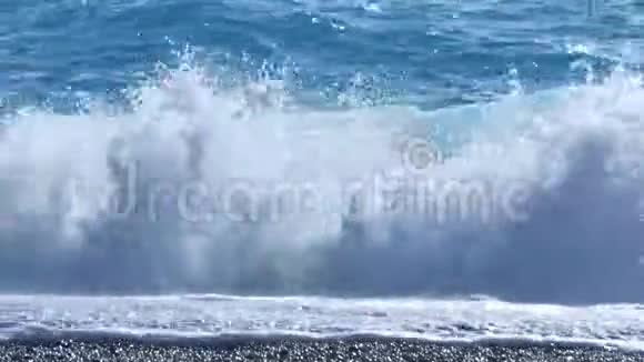 地中海蓝色的海水和白色泡沫的海浪视频的预览图