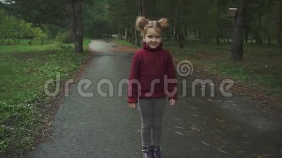 秋天公园小可爱微笑女孩的肖像视频的预览图