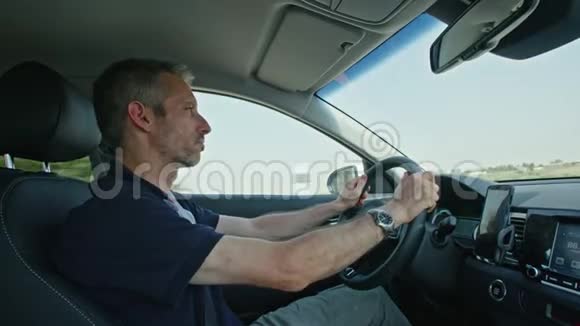 在高速公路上开车的人视频的预览图