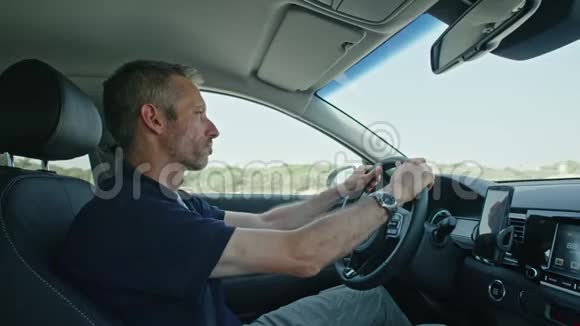在高速公路上开车的人视频的预览图
