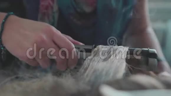 女理发师用卷发器在健康的头发上做卷发视频的预览图