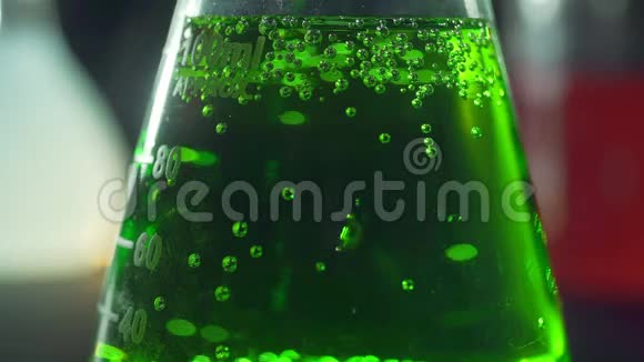 一种带有绿色化学液体的玻璃瓶上的体积标记视频的预览图