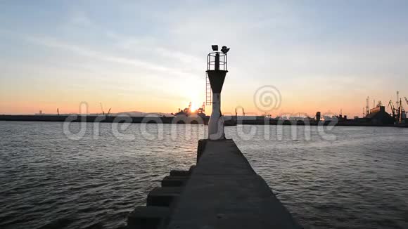 保加利亚黑海布尔加斯港日落灯塔视频的预览图